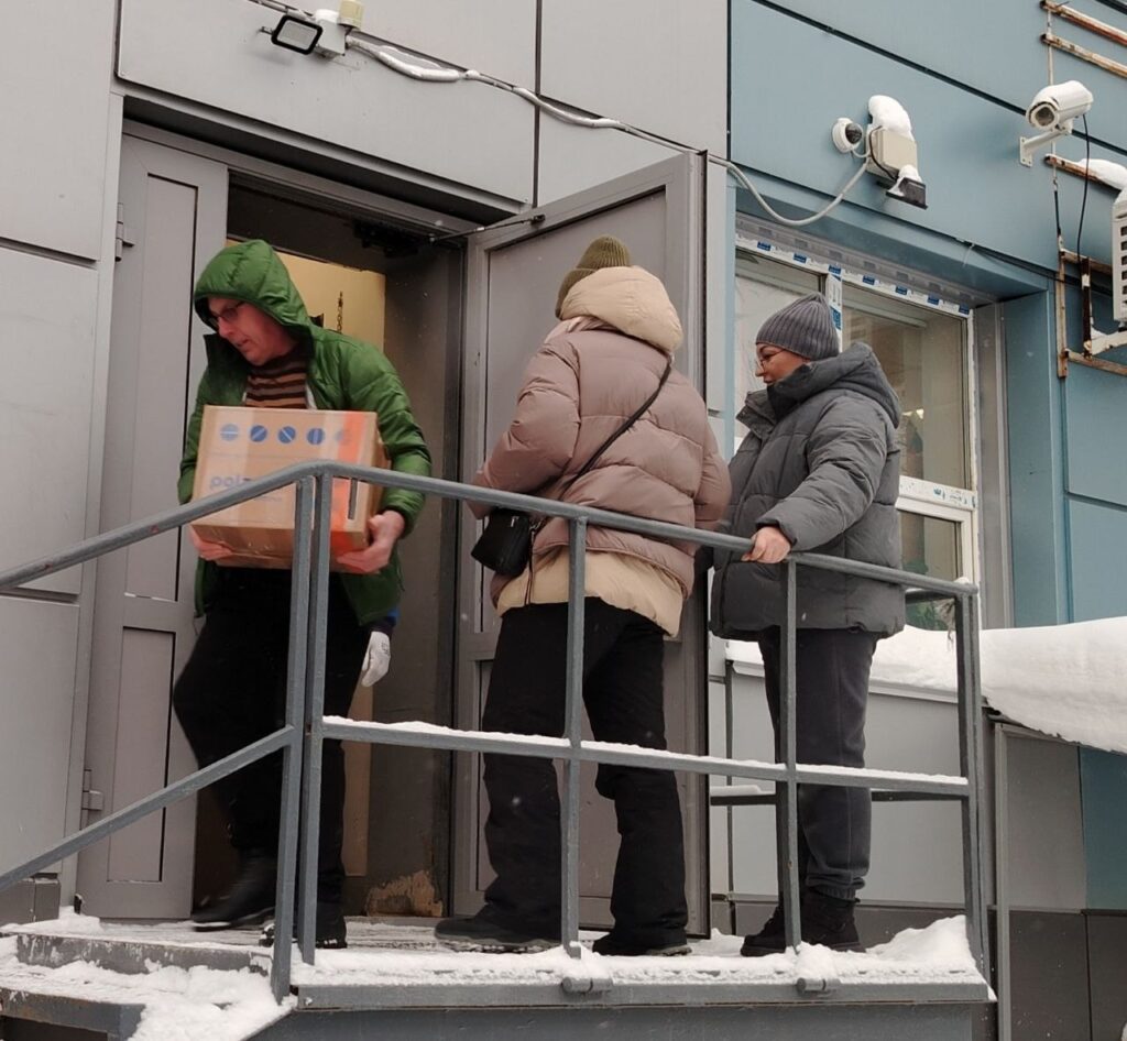 Погрузка гум помощи......